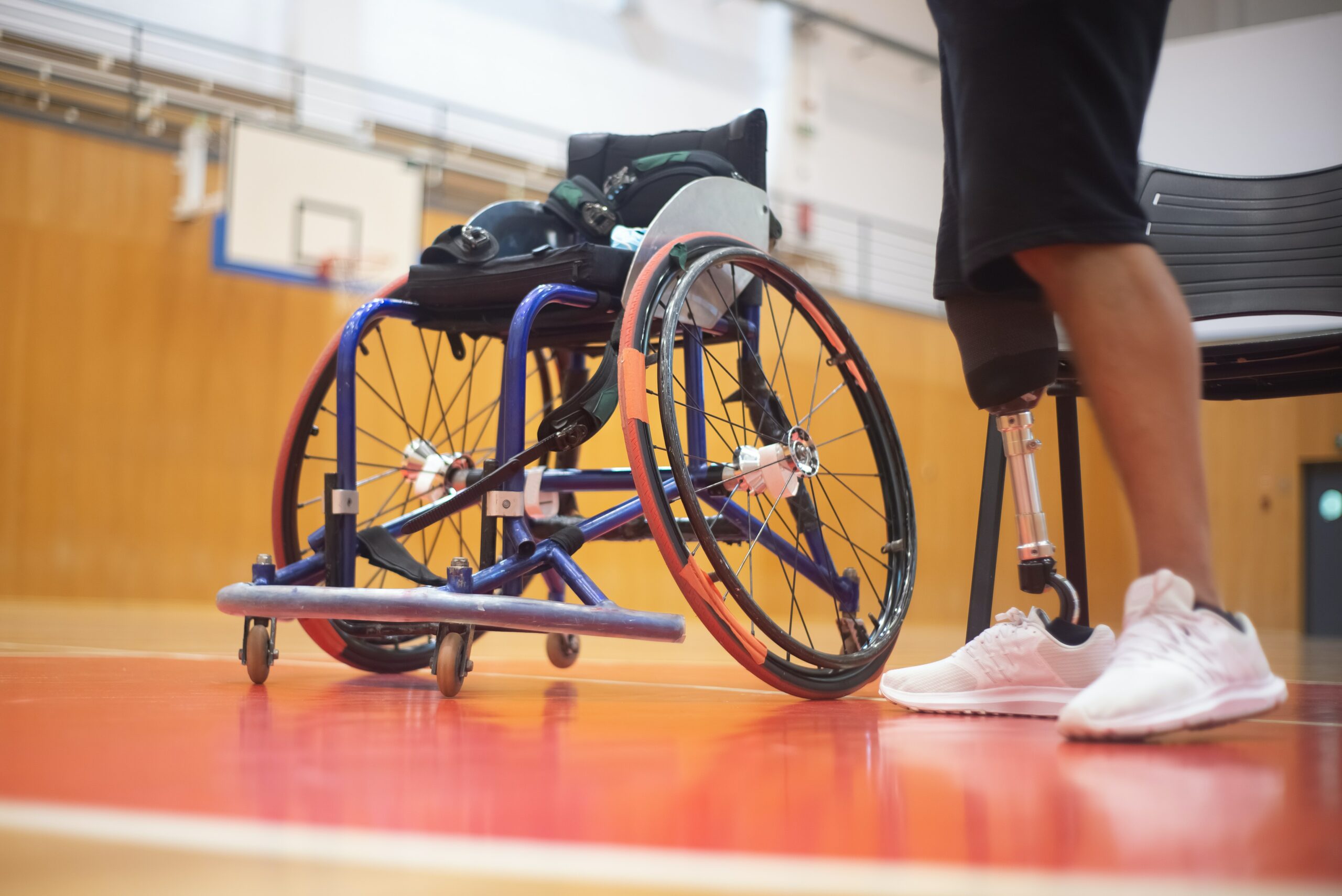 Rollstuhl in einer Sporthalle